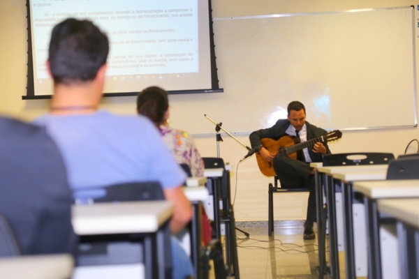 Apresentação de violão finaliza curso sobre licitações