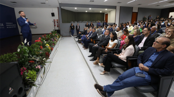 Diretora do Iscon participa da abertura do ano letivo da Escola Legislativa da Aleto