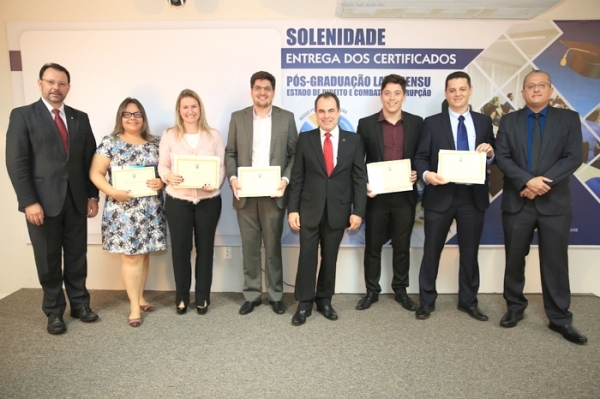 Servidores recebem certificados de pós-graduação