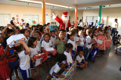 Alegria e emoção marcam a entrega de presentes do “Papai Noel dos Correios”